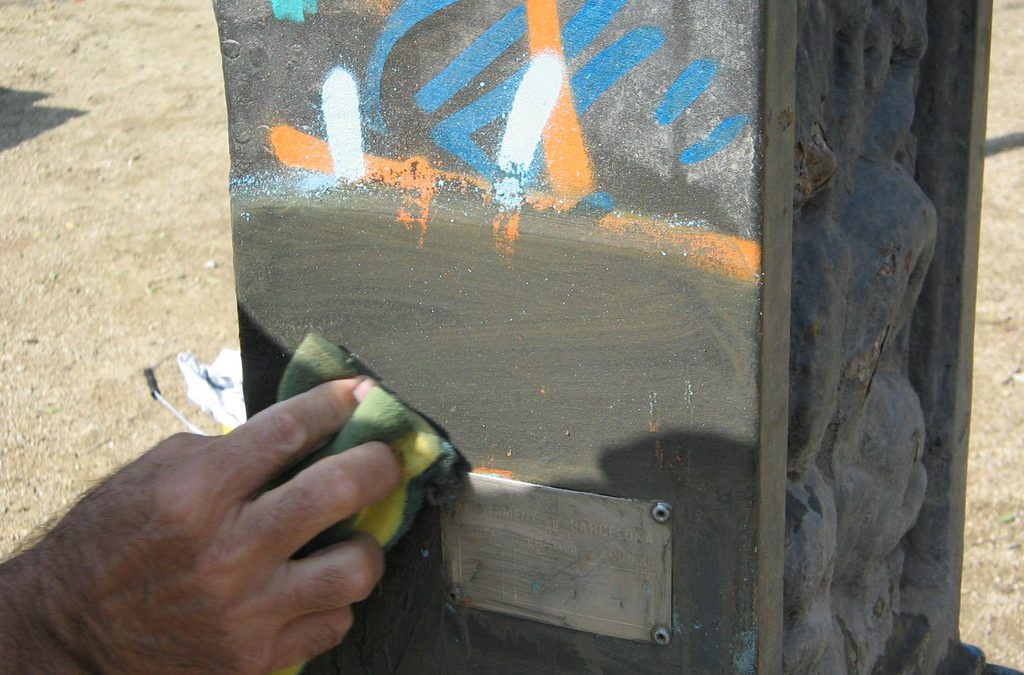Los grafitis afean la ruta del Palmeral de Elche