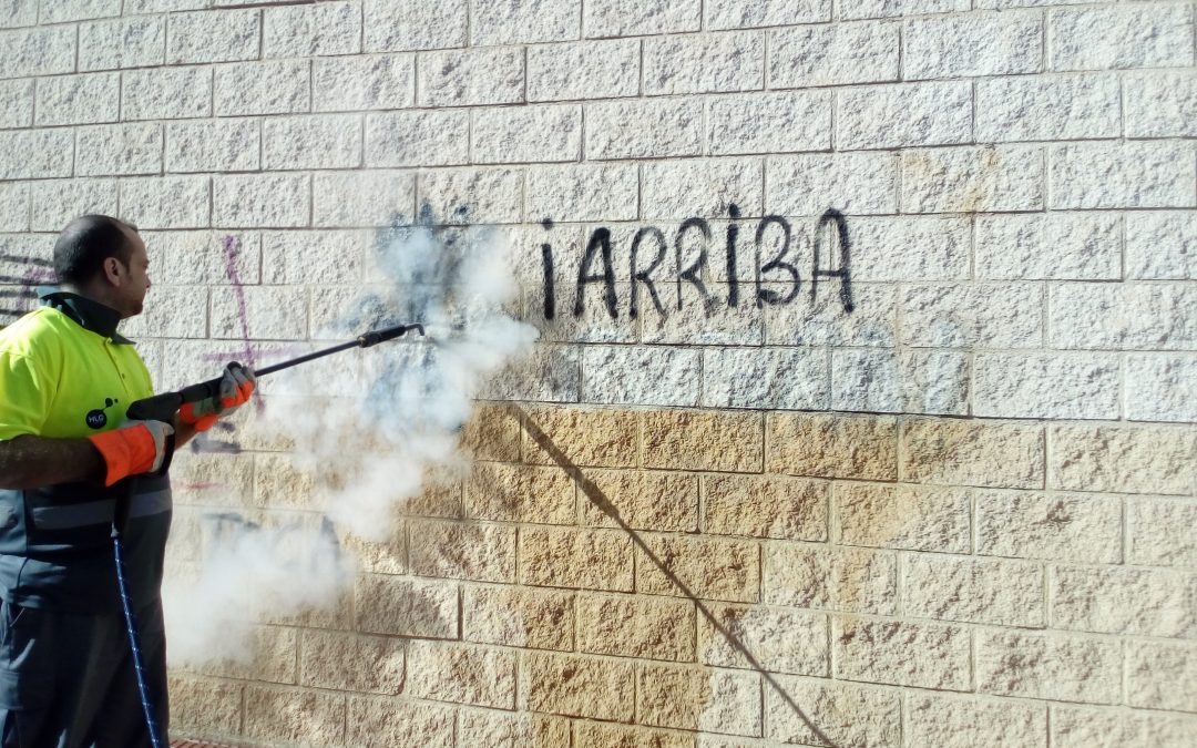 Eliminación de grafitis y limpieza en la Avenida de la Constitución en Callosa de Segura